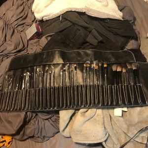 32 Brush Set + Case